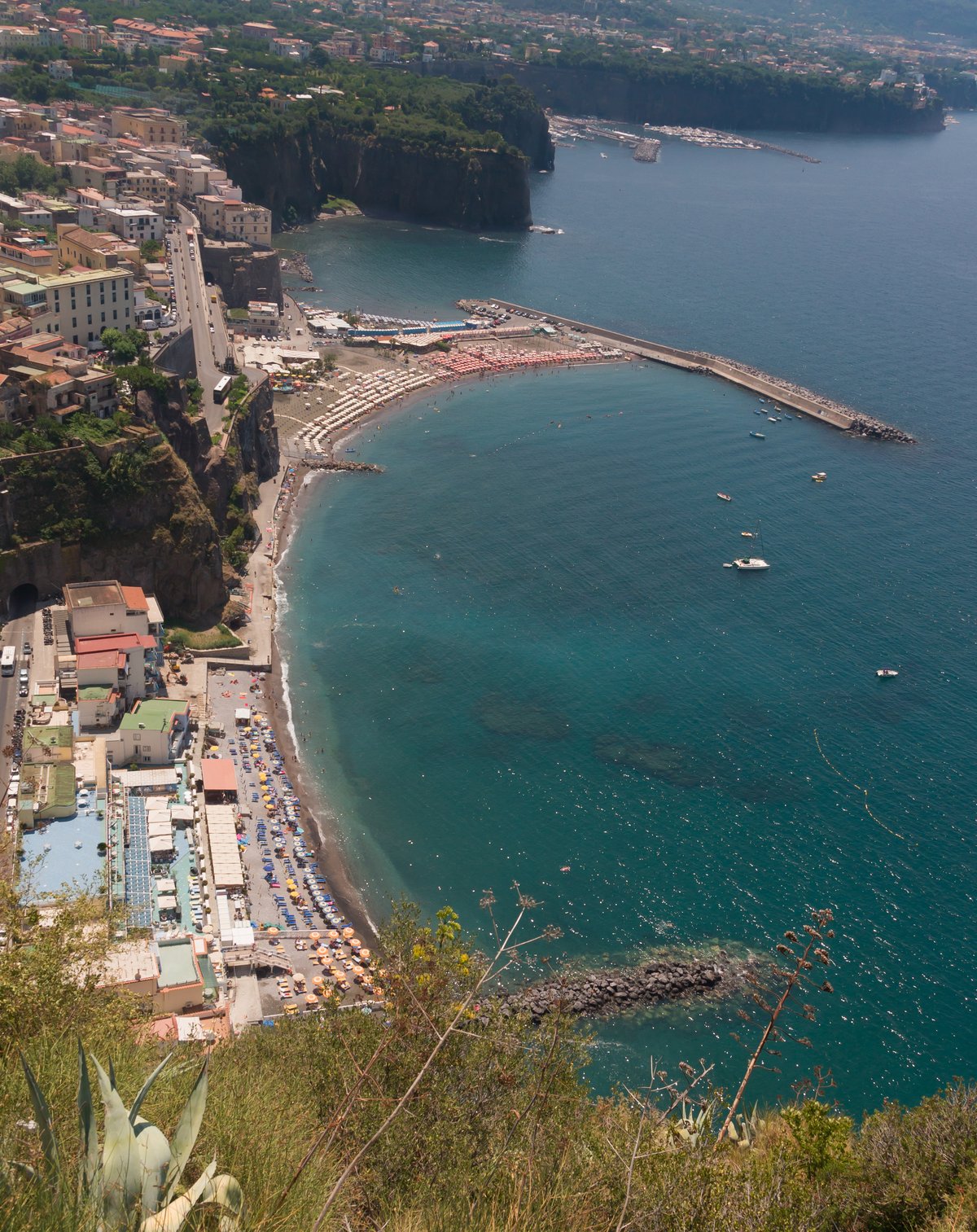 Terraza de acantilado Villa Comunale en Sorrento con vista de la Bahía de Nápoles.
