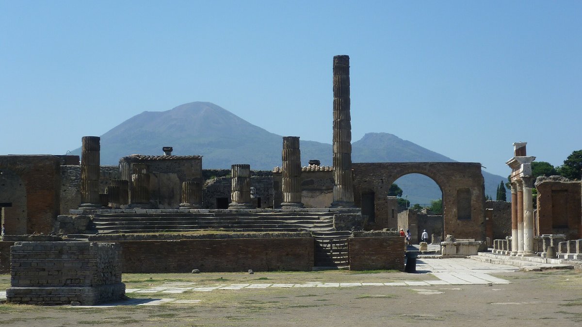 Monte Vesubio visto desde excavaciones de Pompeya.