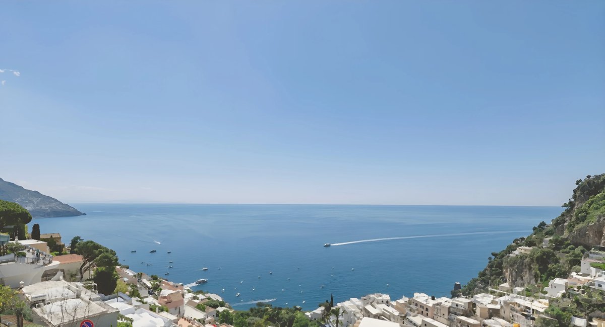 Вид на прибрежный горизонт над морем недалеко от Позитано.