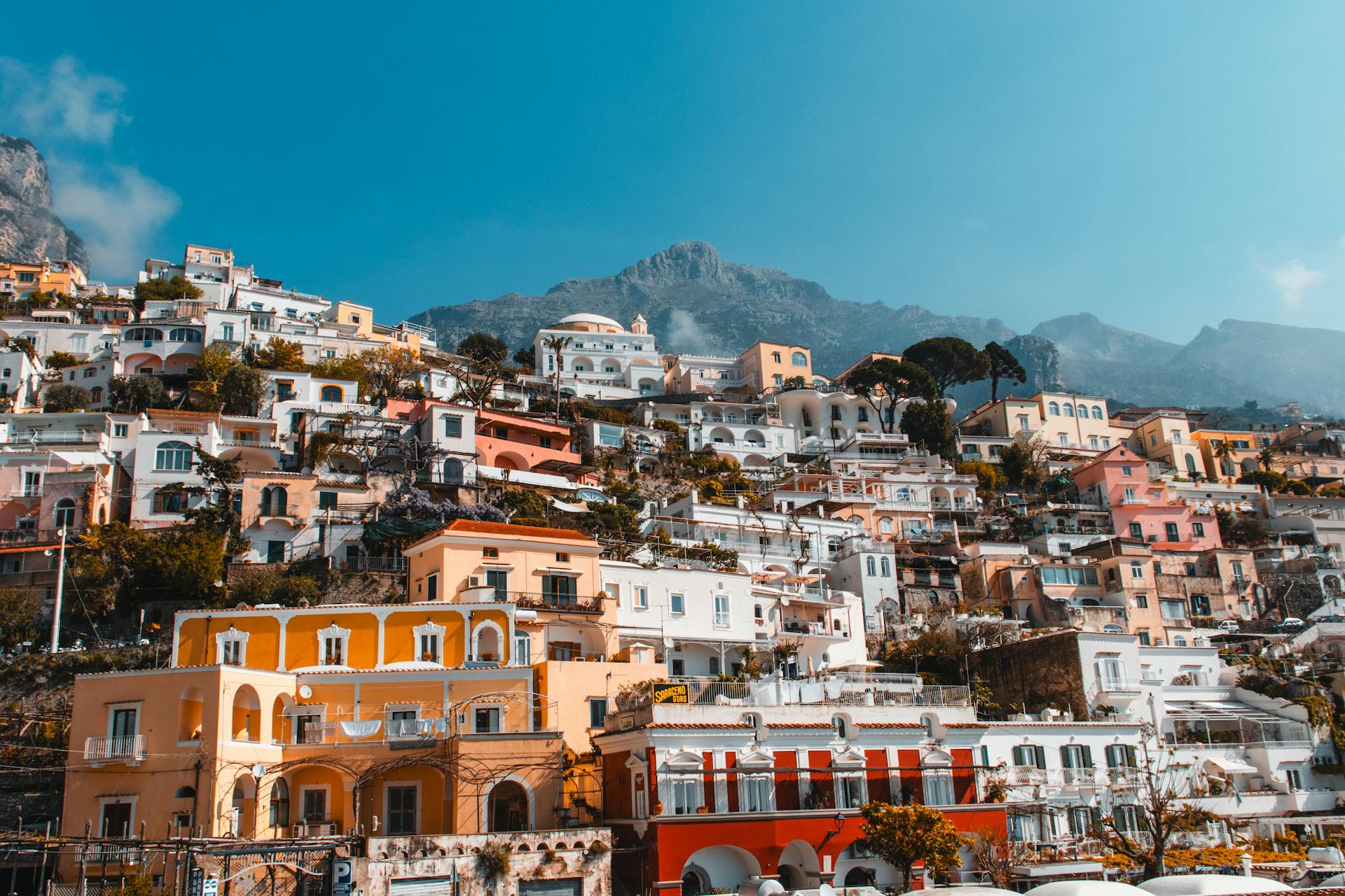 Plage de Positano avec parasols colorés le long de la côte
