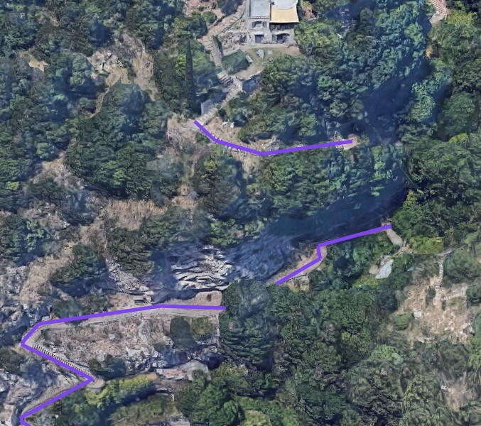 Vista de mapa aéreo que muestra los giros finales en la ruta de caminata del amanecer hacia el mirador sobre Positano