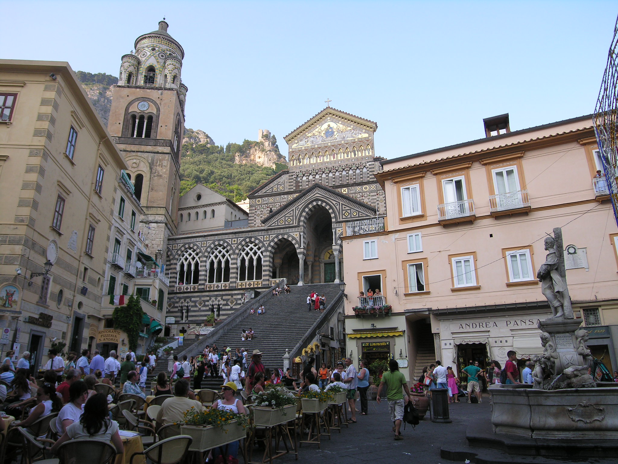 Amalfi-Kathedrale und Piazza del Duomo mit Touristen und historischer Architektur