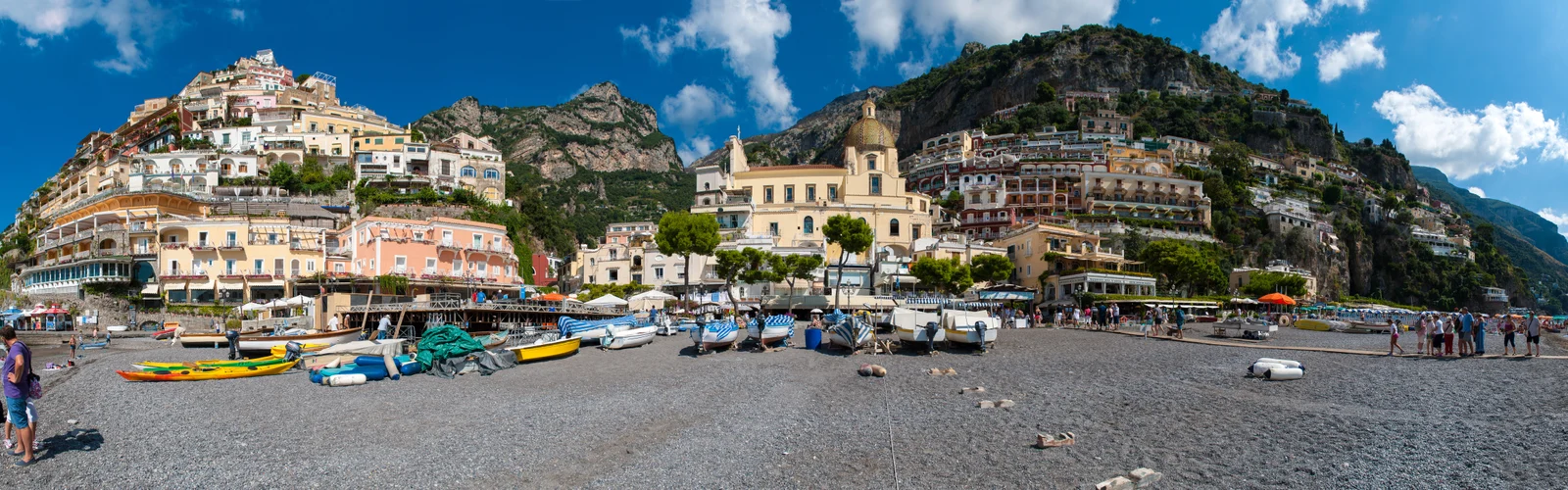 Breites Panorama der Hanghäuser von Positano über dem Strand Spiaggia Grande