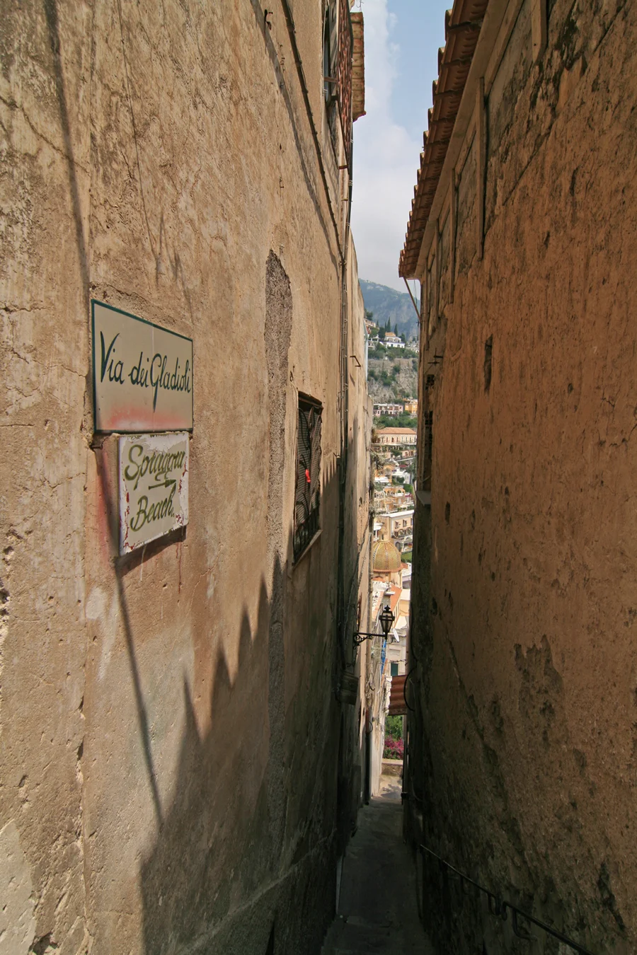 Steile Fußgängerstraße und Treppen in Positano gesäumt von Gebäuden