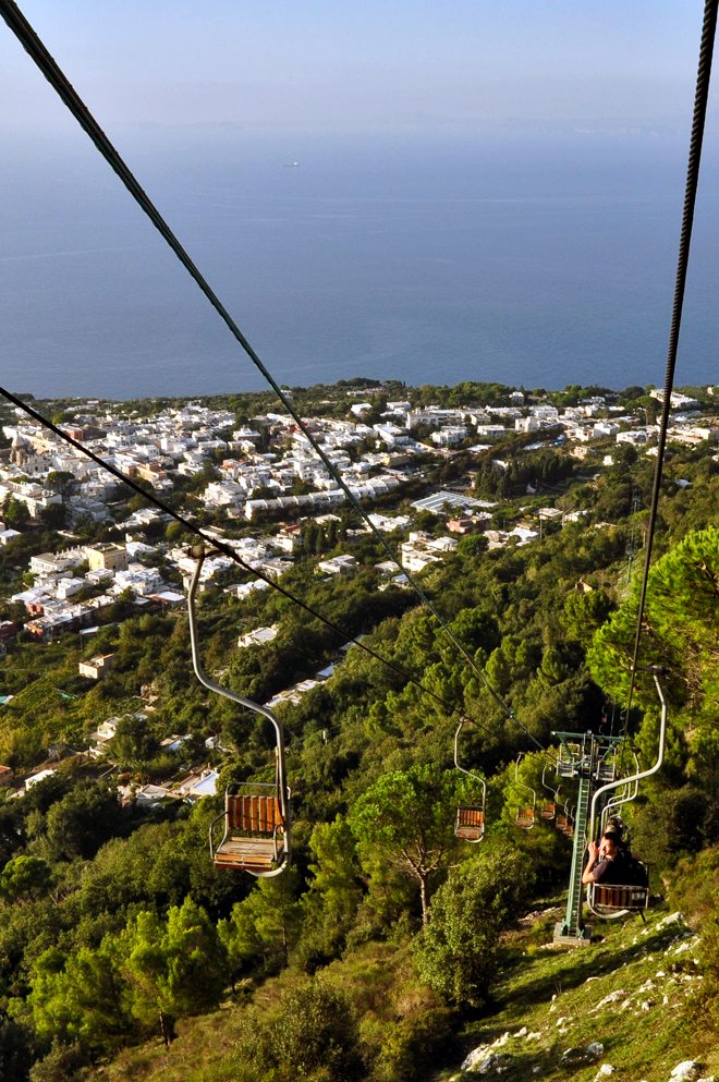 Telesilla abierto ascendiendo la montaña Monte Solaro con vista panorámica de la costa de Capri