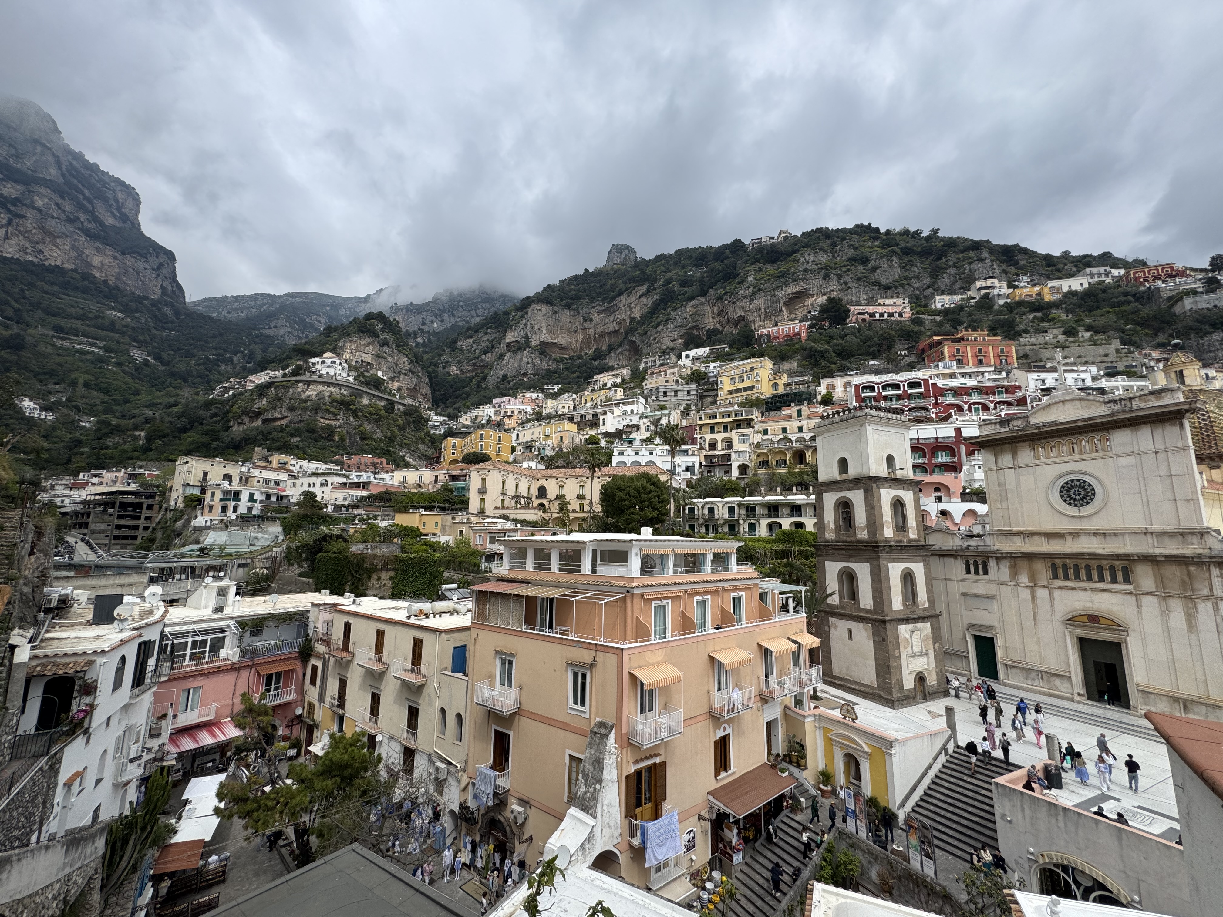 Positano færgeleje afgangstavle der viser Capri-ruter og tider