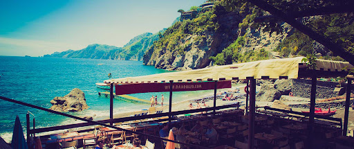 Molo klubu plażowego Da Adolfo i taras restauracyjny z bohemiczną atmosferą