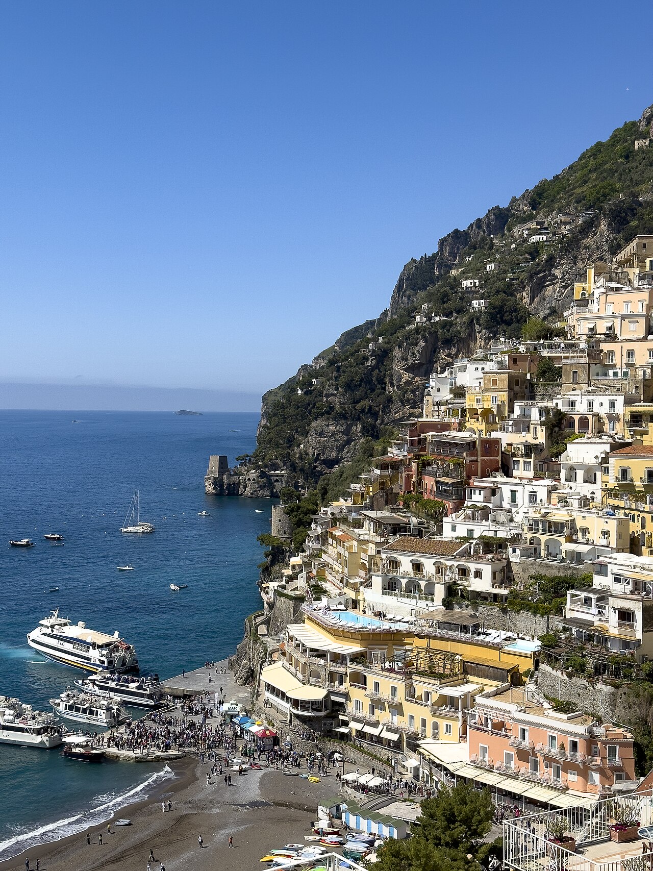 Widok na Positano i morze z łodziami blisko brzegu