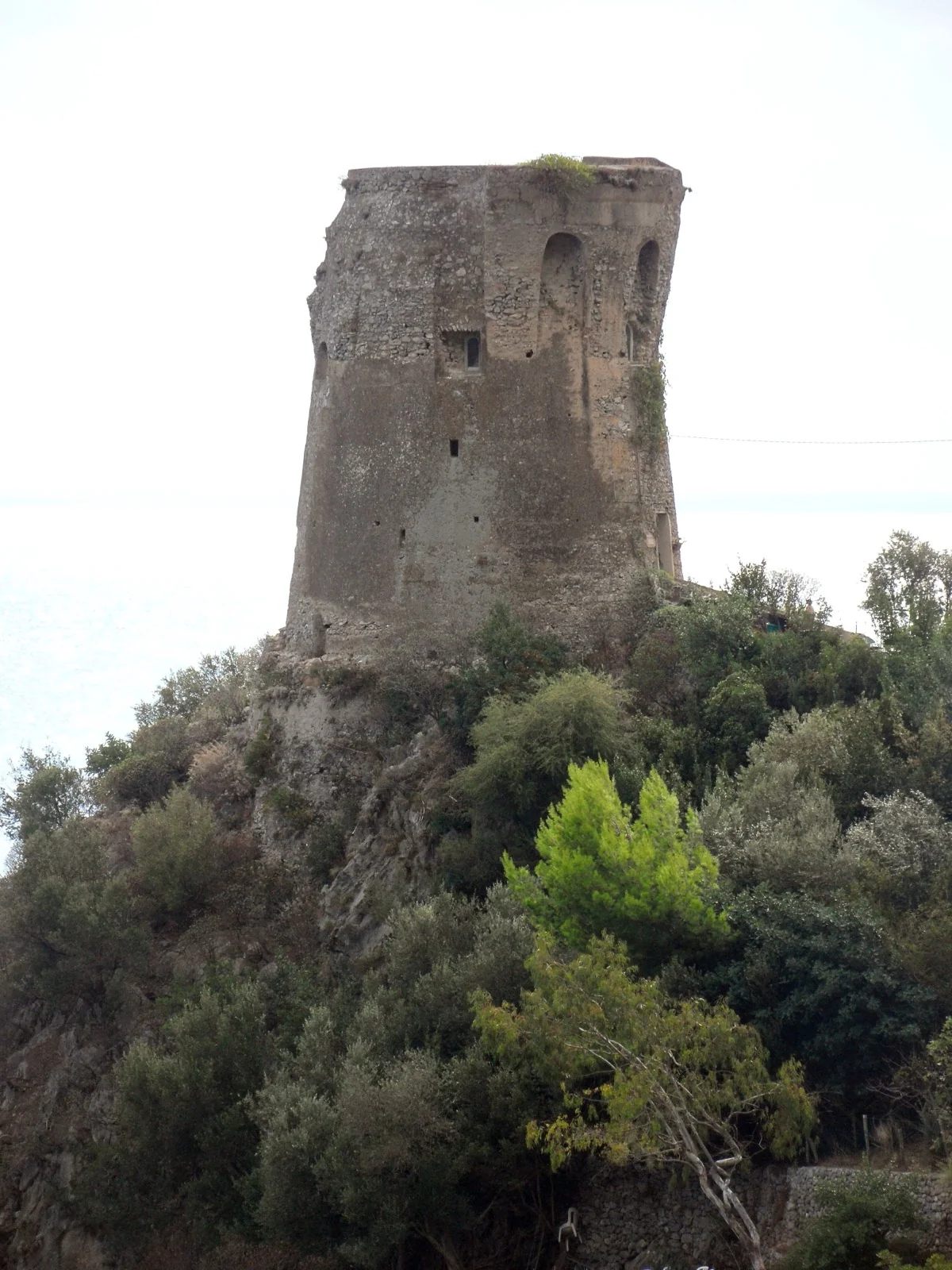 Torre costeira perto de Praiano por cima das falésias junto ao mar