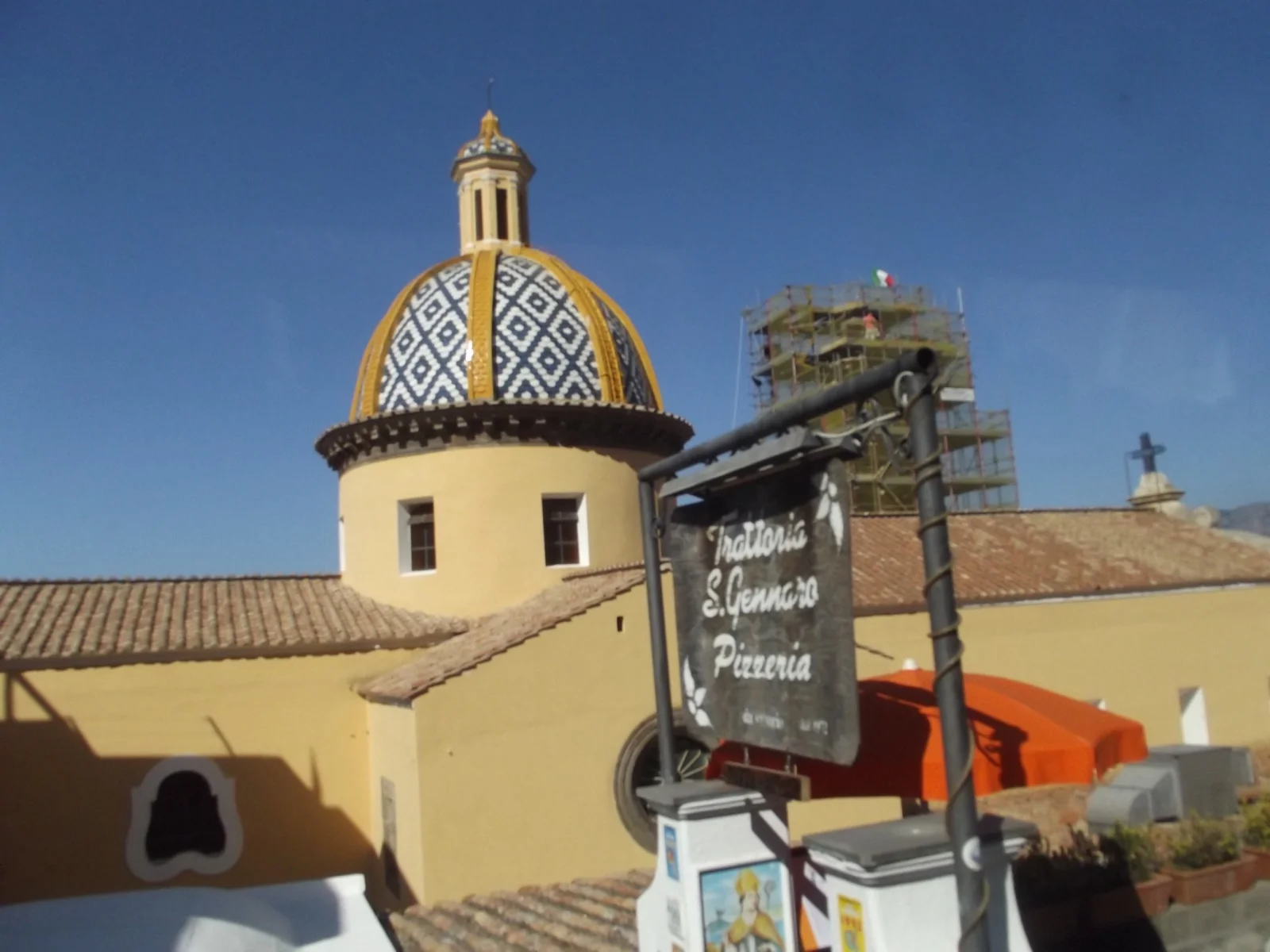 Igreja de San Gennaro em Praiano com cúpula de azulejos e vista sobre a Costa Amalfitana