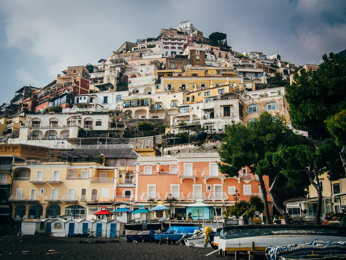 Udsigt fra oven over Positano-stranden der viser SITA-busvejen over landsbyen.