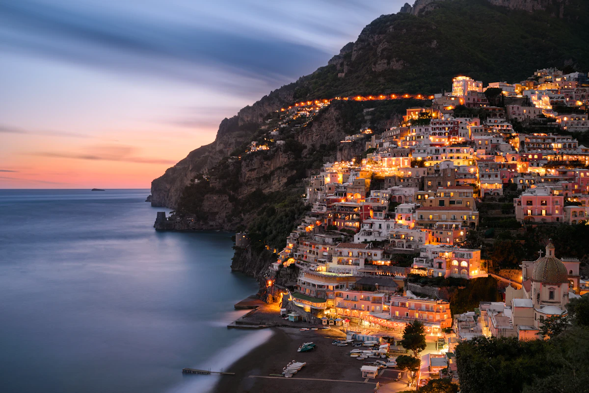 Luftfoto af Positano-landsbyen og Amalfikysten.